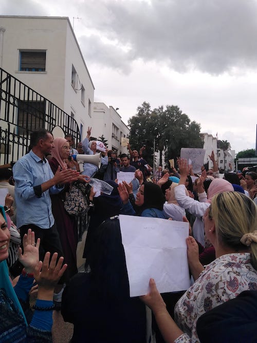 صور من التحرك الاحتجاجي اليوم للأساتذة النواب أمام وزارة التربية
